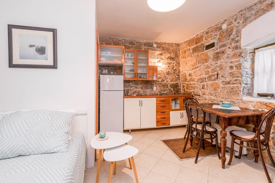 Bed, Kitchen or kitchenette
