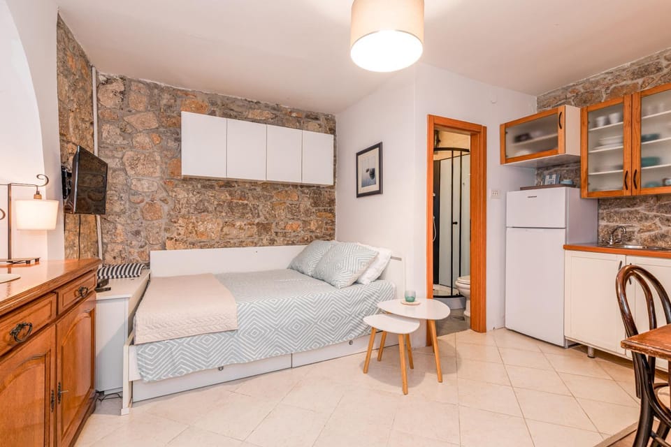 Bed, Kitchen or kitchenette