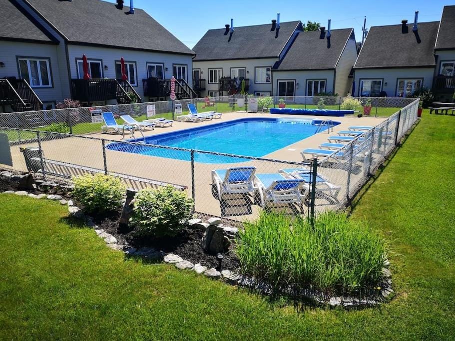 Property building, Garden, Garden view, Pool view, Swimming pool, sunbed