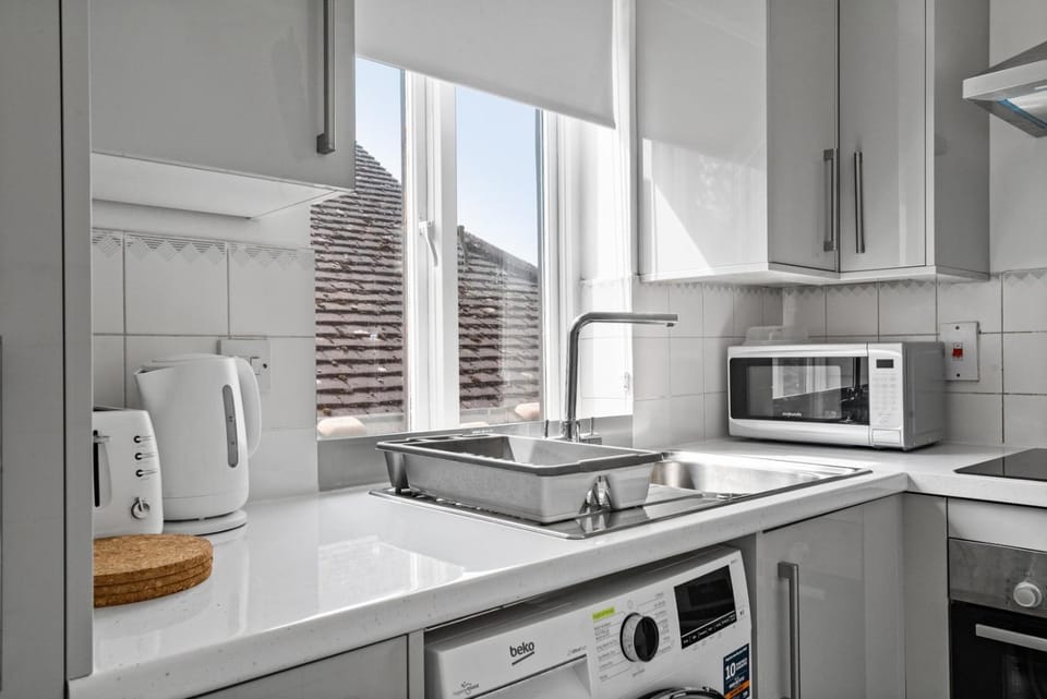 Coffee/tea facilities, View (from property/room), View (from property/room), Kitchen or kitchenette, microwave, oven, stove, toaster