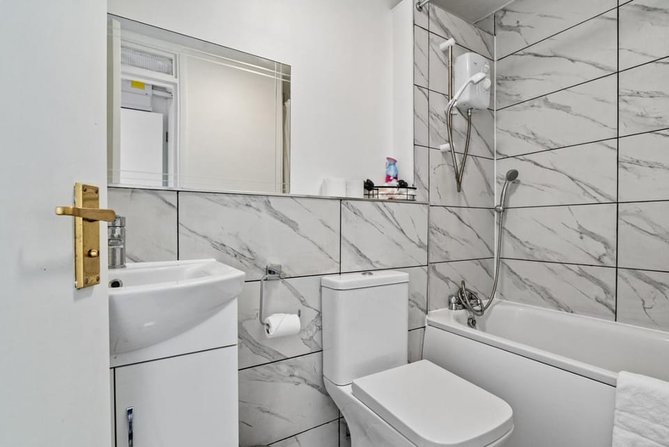 Shower, Toilet, Bathroom, Bath, towels