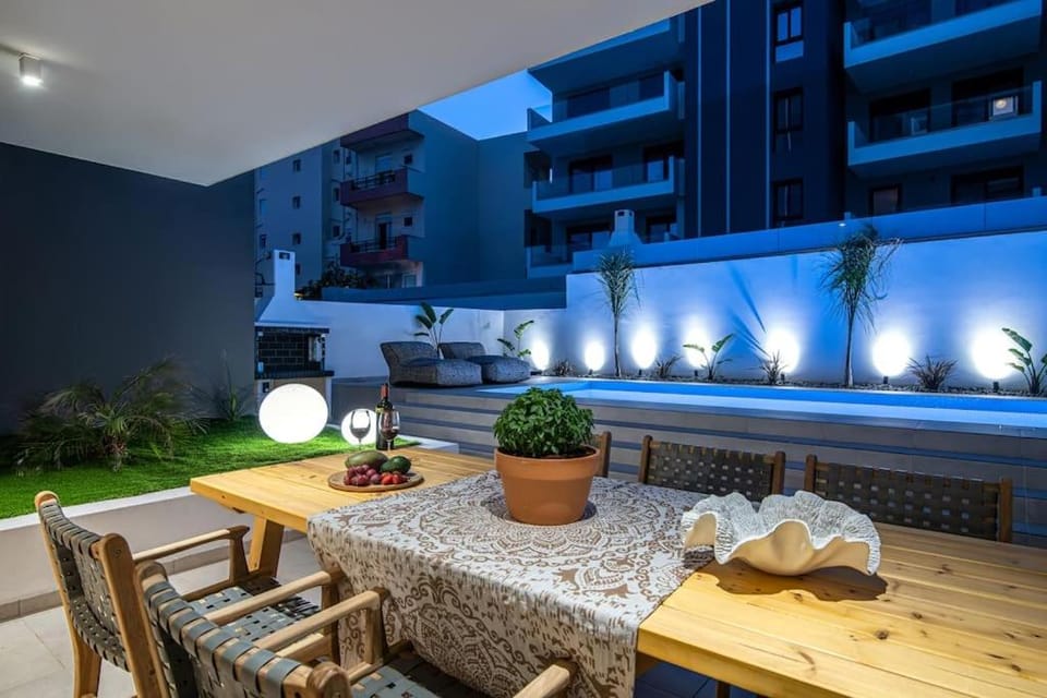 Patio, Dining area, Pool view, Swimming pool