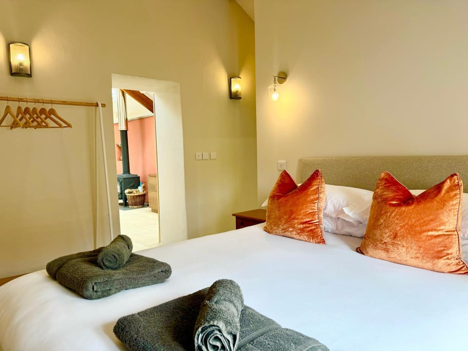 Bed, Photo of the whole room, Bedroom, towels