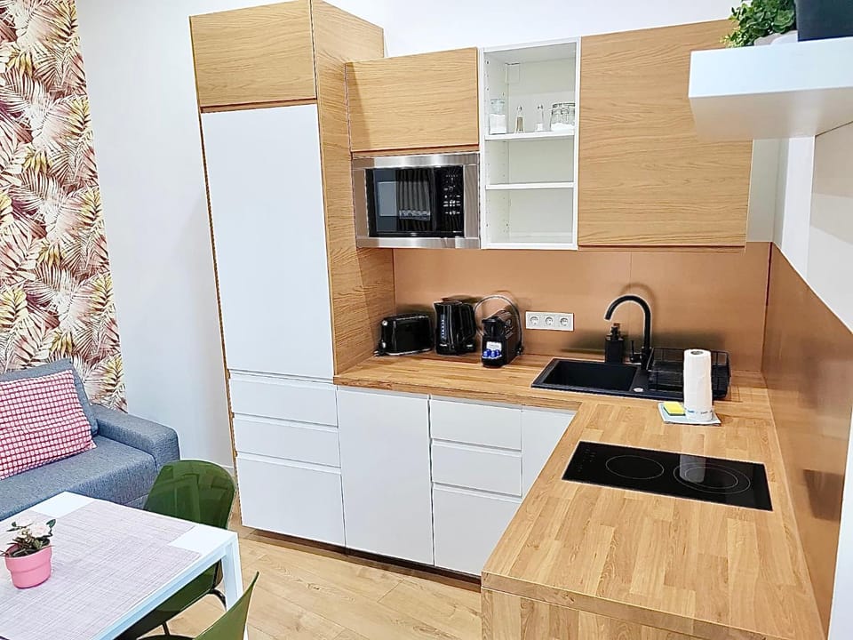 Coffee/tea facilities, Kitchen or kitchenette, stove, toaster