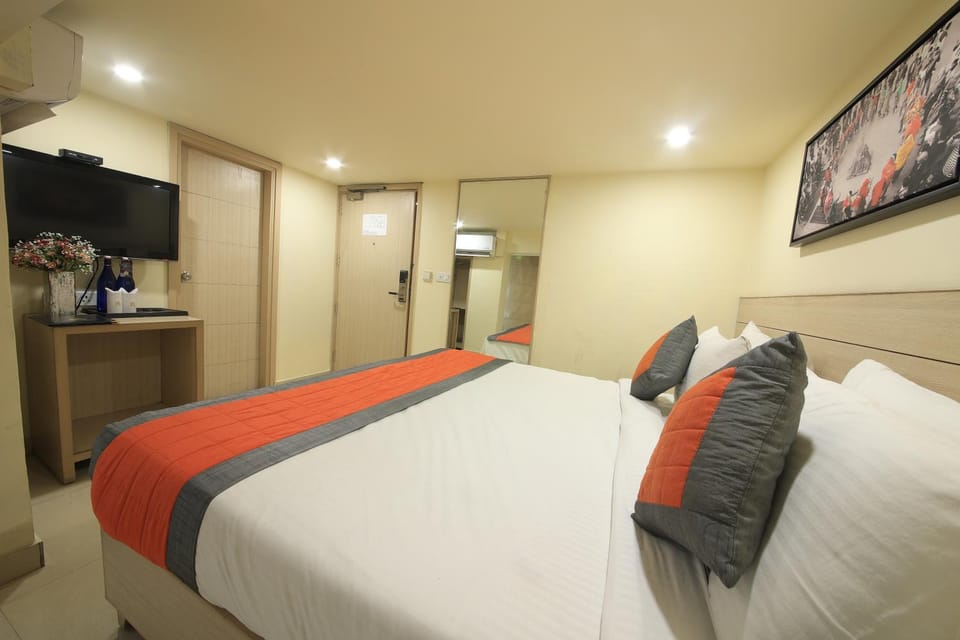 Bed, TV and multimedia, Bedroom