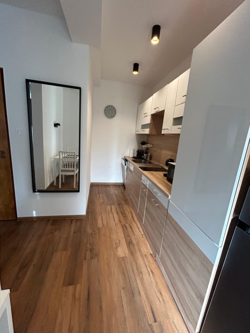 Kitchen or kitchenette, minibar, stove