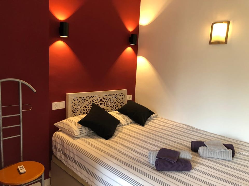 Bedroom, towels