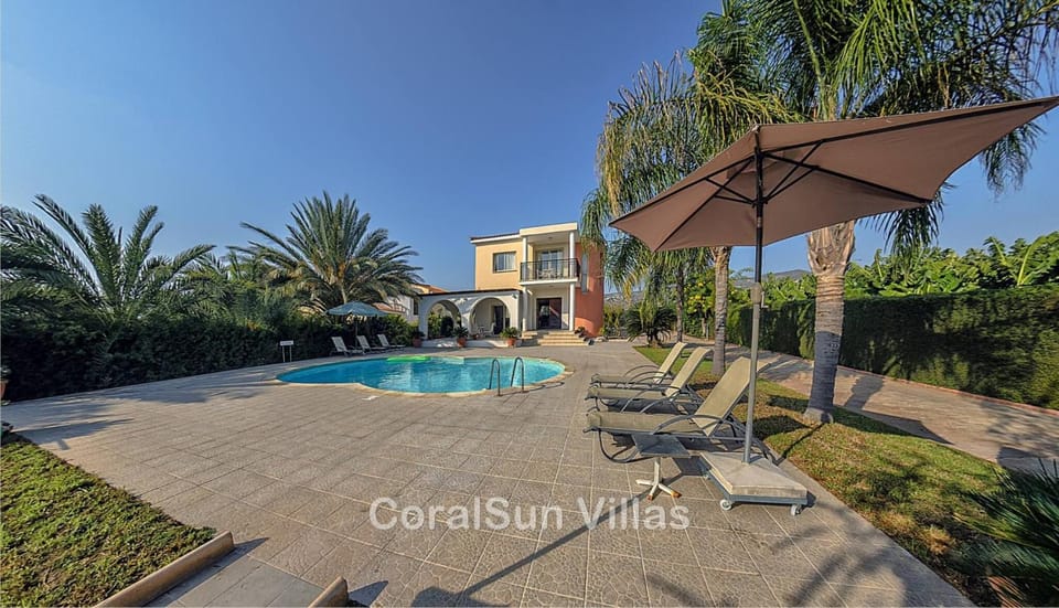 Amazing Pool, Complete Privacy, Amenities and Beach nearby Villa in Peyia