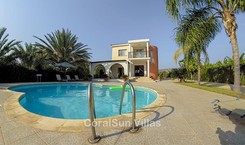 Amazing Pool, Complete Privacy, Amenities and Beach nearby Villa in Peyia
