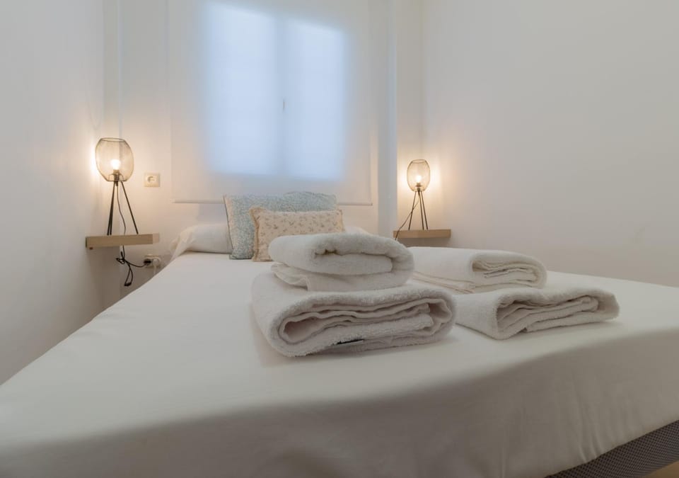 Bed, Photo of the whole room, Bedroom, towels