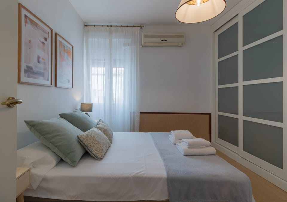 Bed, Photo of the whole room, Bedroom, towels, air conditioner