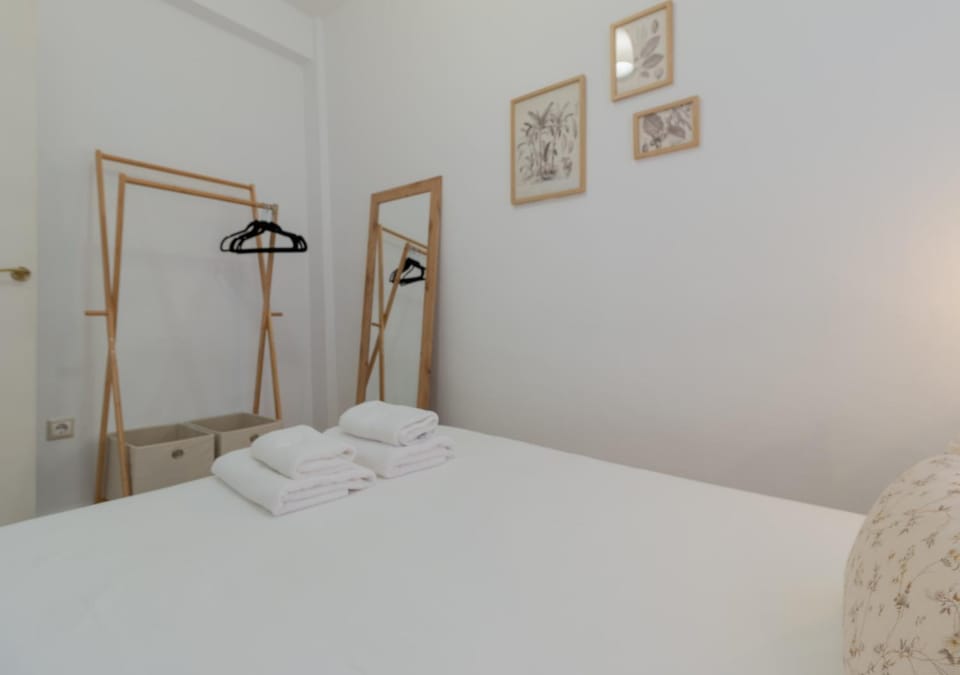 Bed, Photo of the whole room, Bedroom, towels