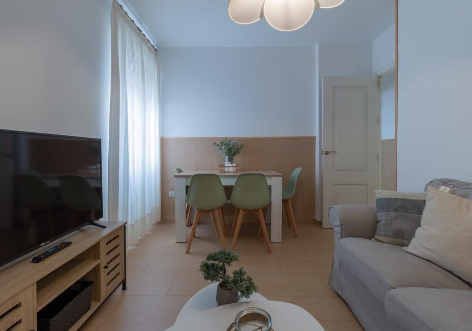 Communal lounge/ TV room, TV and multimedia, Living room, Seating area, Dining area, Evening entertainment