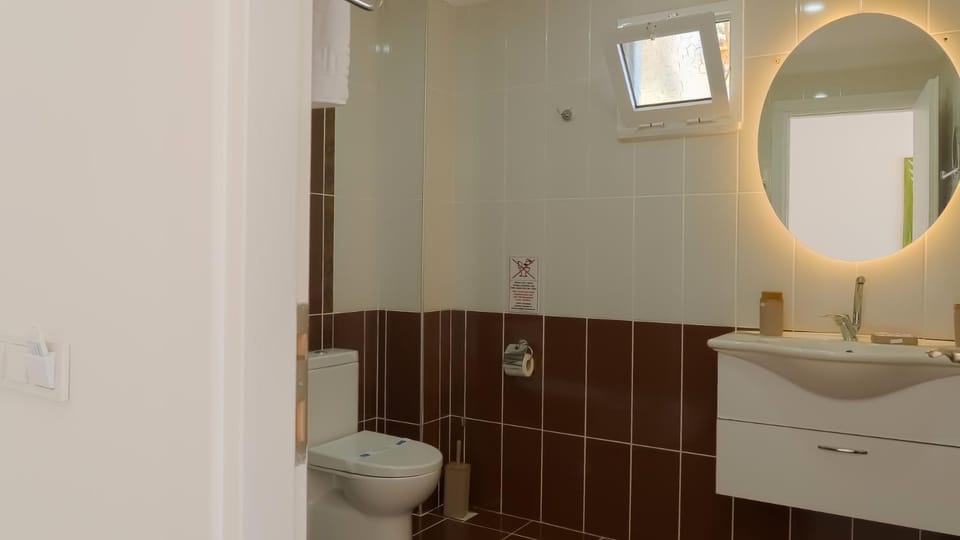 Toilet, Bathroom, towels