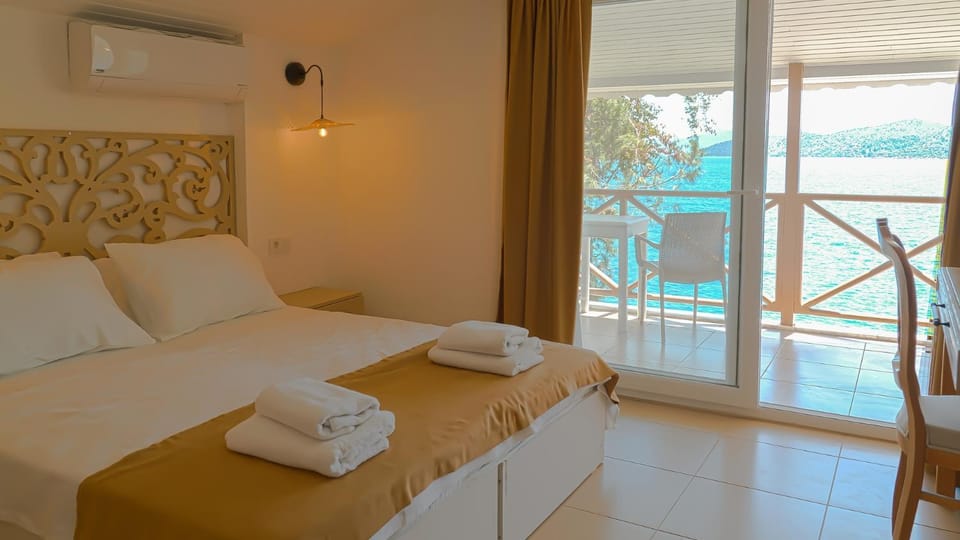 Bed, Photo of the whole room, Bedroom, towels, air conditioner