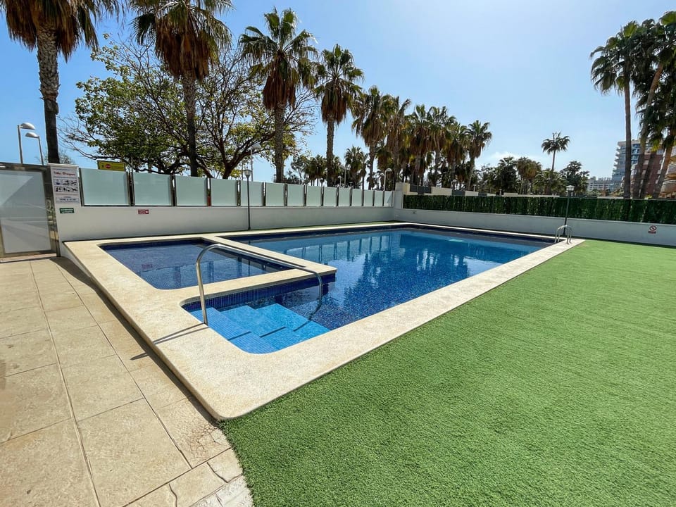 Day, Swimming pool