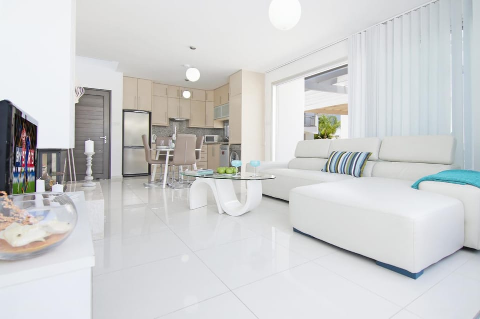 TV and multimedia, Kitchen or kitchenette, Living room, Dining area