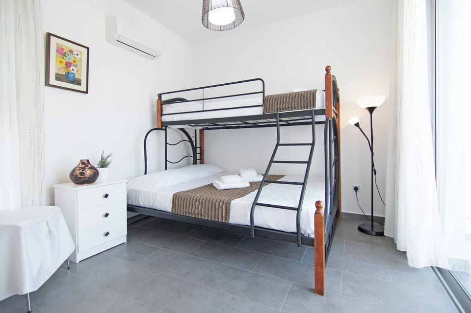 Bedroom, bunk bed