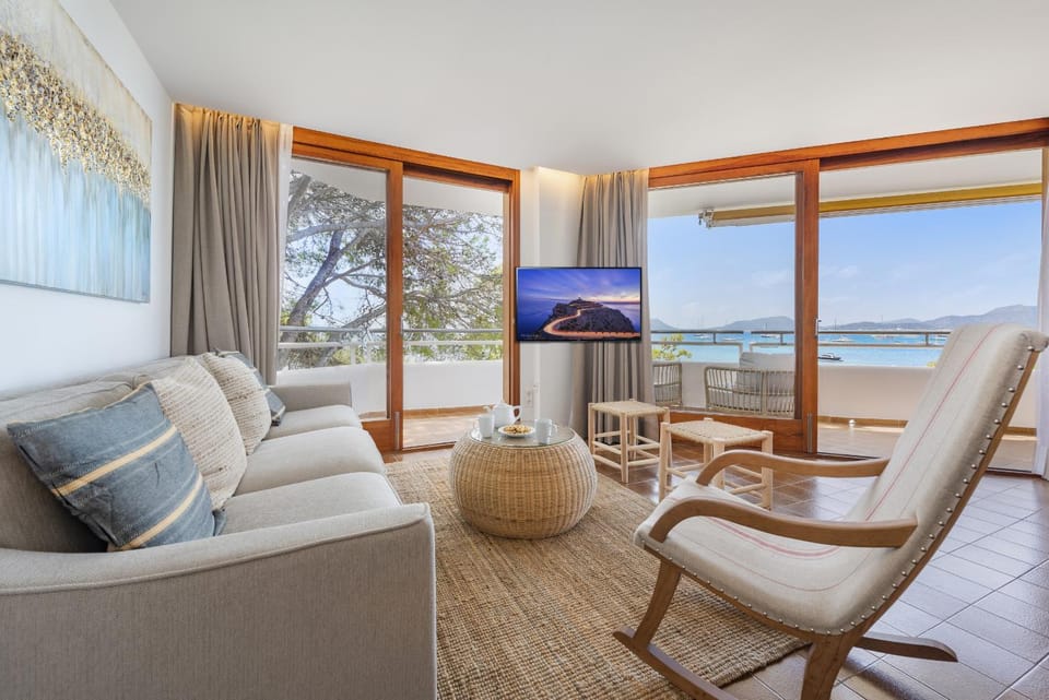 Communal lounge/ TV room, Natural landscape, TV and multimedia, Living room, Seating area, Evening entertainment, Lake view, River view, Sea view