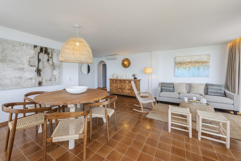 Kitchen or kitchenette, Living room, Seating area, Dining area