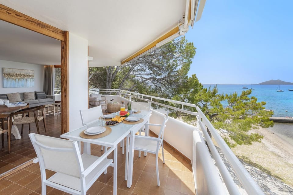 Patio, Day, Natural landscape, View (from property/room), Balcony/Terrace, Living room, Food and drinks, Seating area, Dining area, Beach, Food, Lake view, Sea view