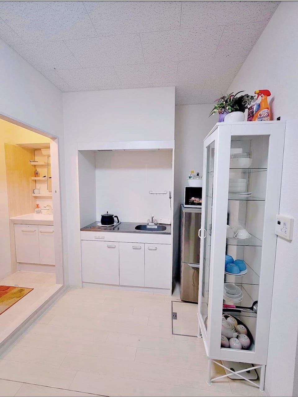 Kitchen or kitchenette, minibar
