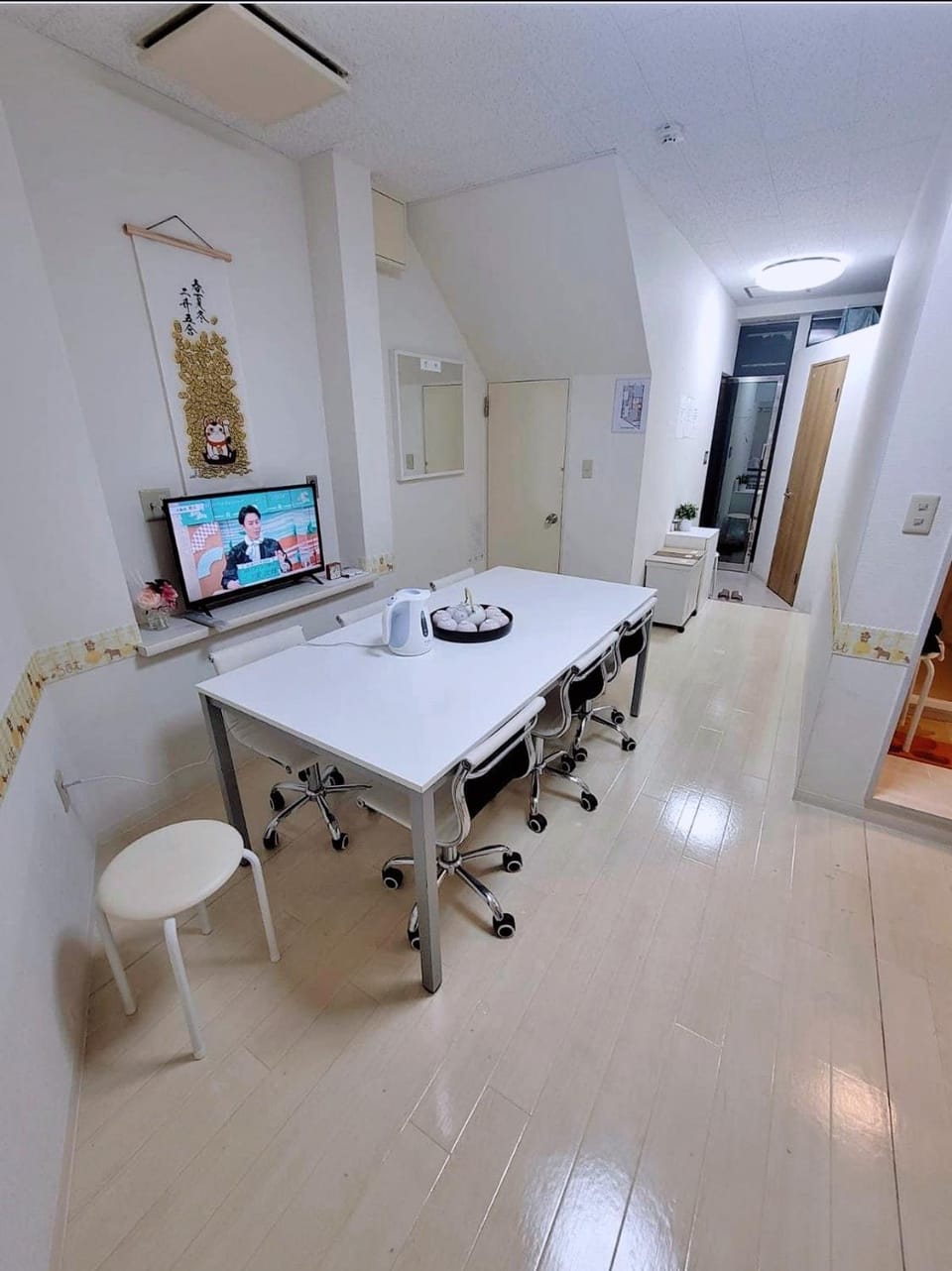 TV and multimedia, Seating area, Dining area