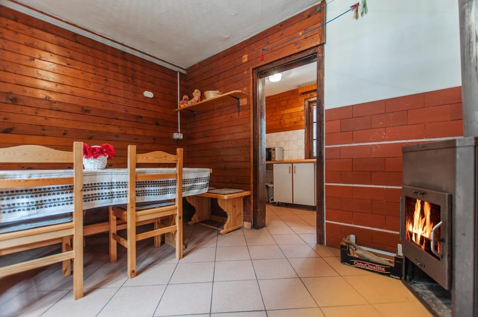 Kitchen or kitchenette, Dining area, flat iron