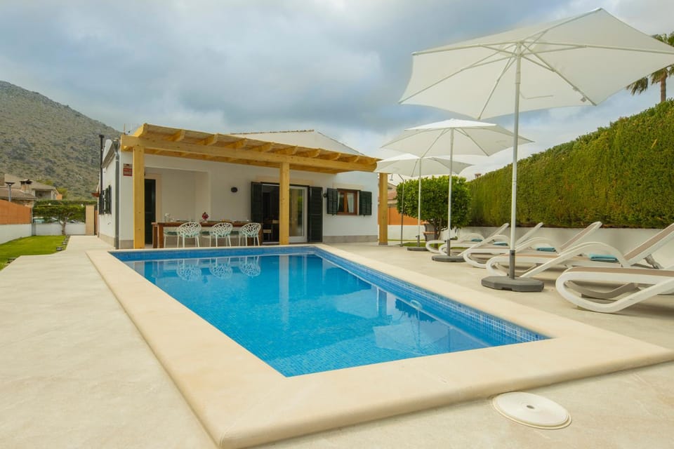 Property building, Natural landscape, Mountain view, Pool view, Swimming pool, sunbed