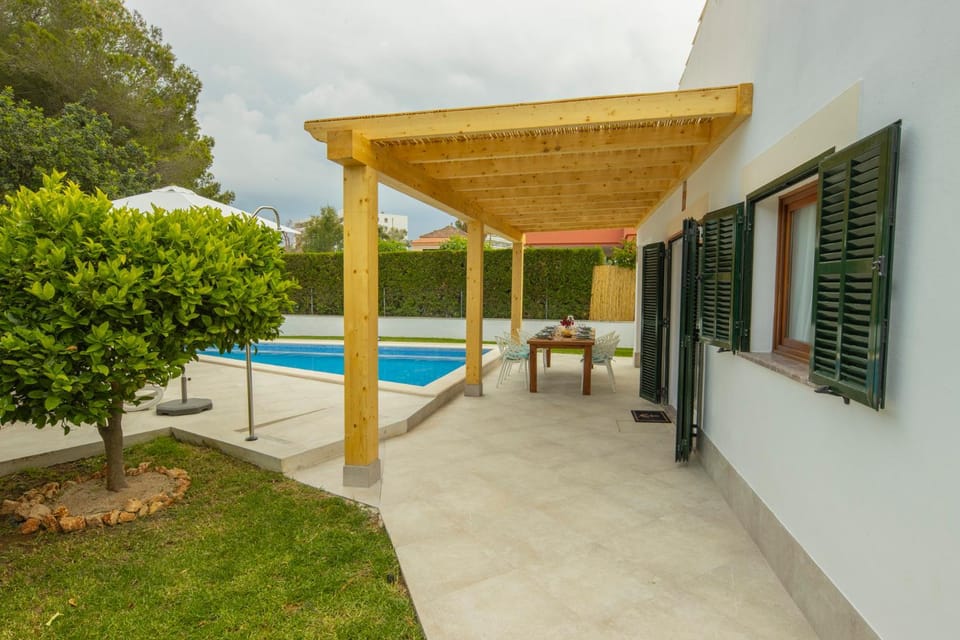 Property building, Garden, Balcony/Terrace, Dining area, Swimming pool