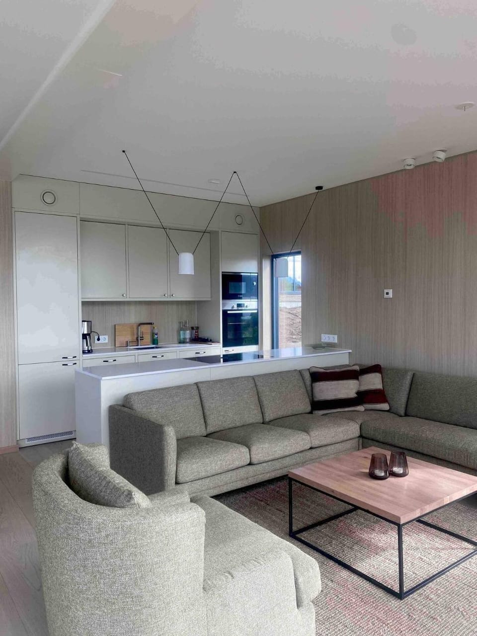 Coffee/tea facilities, Kitchen or kitchenette, Living room, Seating area, microwave, oven, stove, kitchen