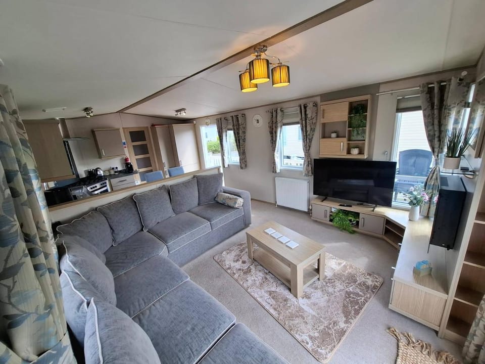 TV and multimedia, Living room, Seating area, Evening entertainment
