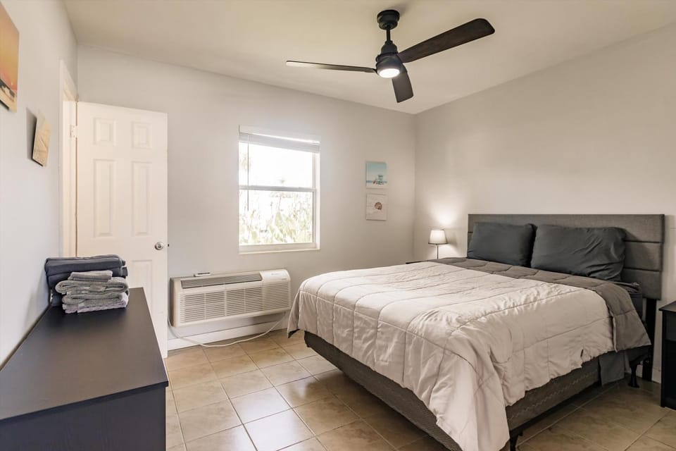 Bed, Bedroom, air conditioner