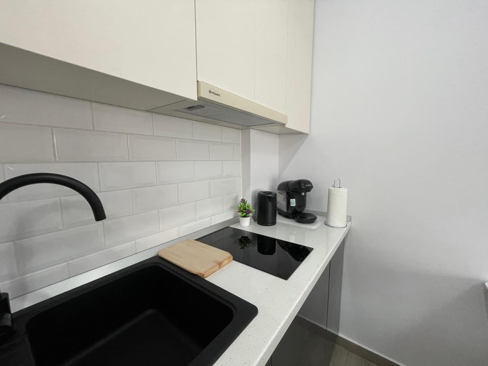 Coffee/tea facilities, Kitchen or kitchenette, stove