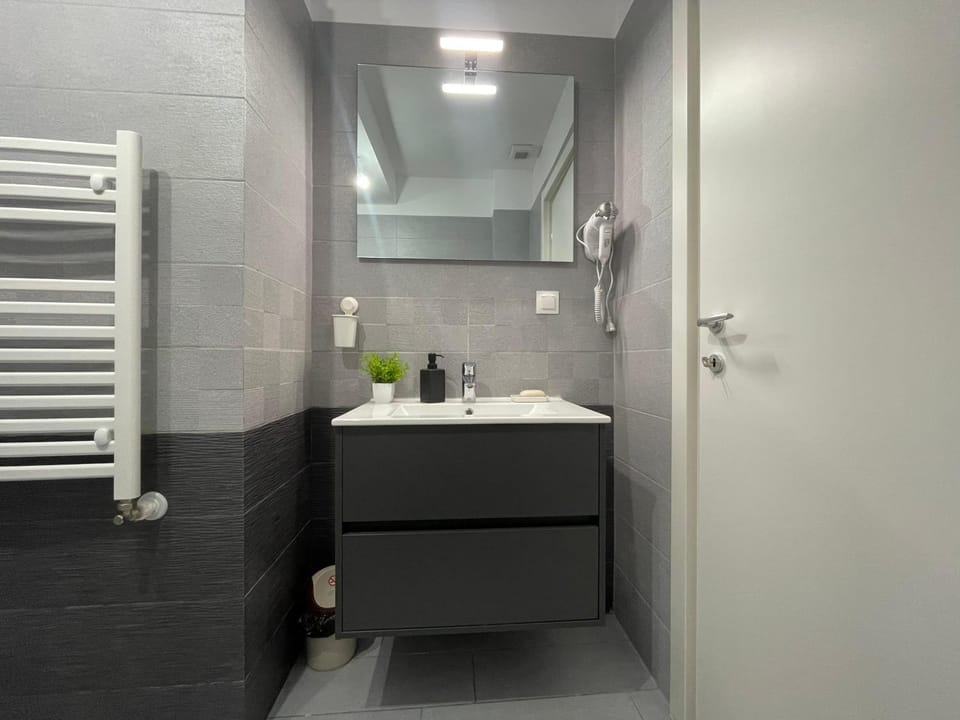 Shower, Bathroom, hair dryier