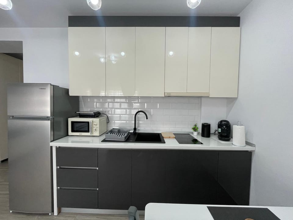 Coffee/tea facilities, Kitchen or kitchenette, microwave, stove