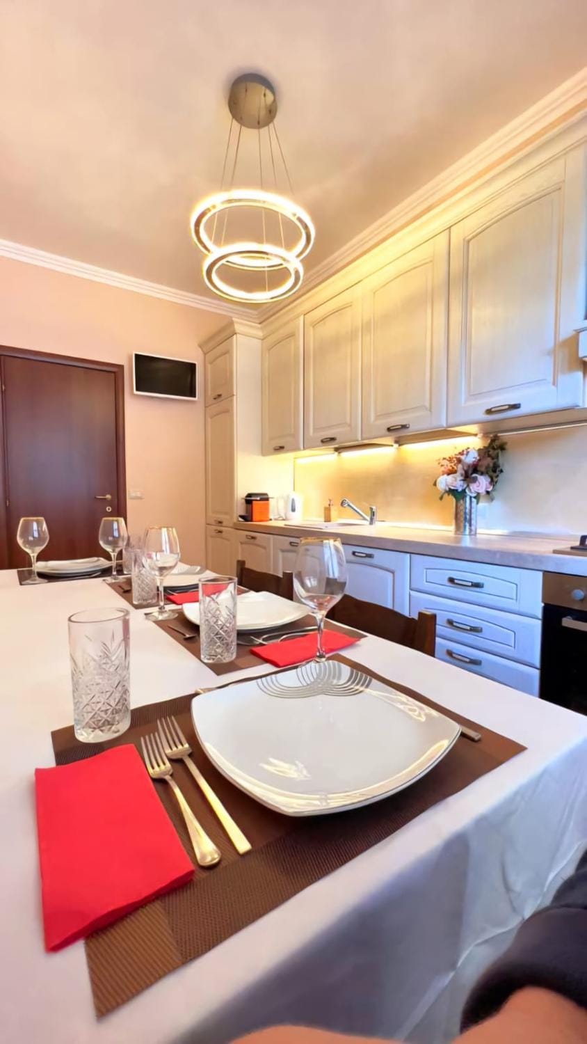 Kitchen or kitchenette, Food and drinks, Dining area, Food, stove