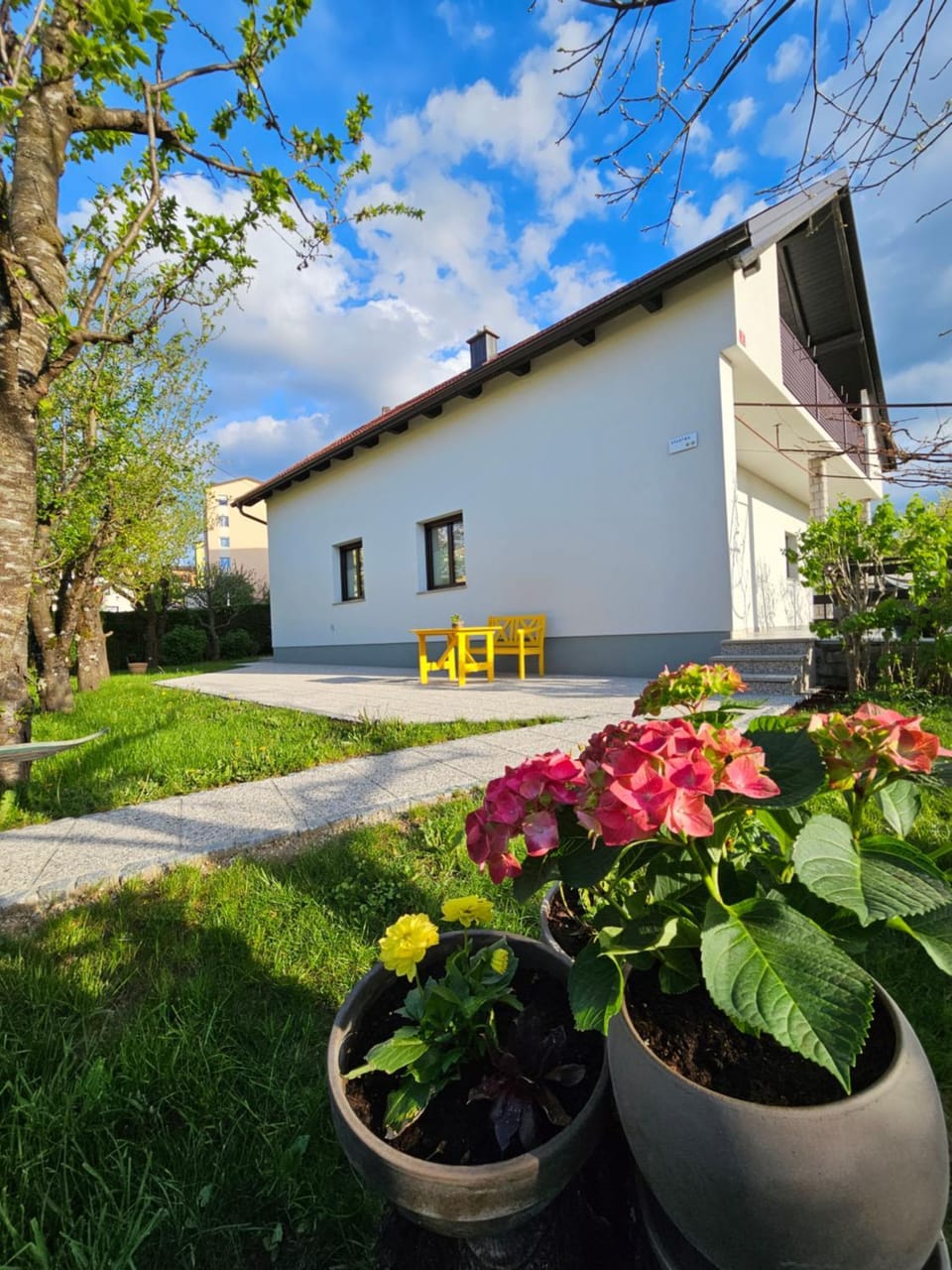 Property building, Garden, Balcony/Terrace