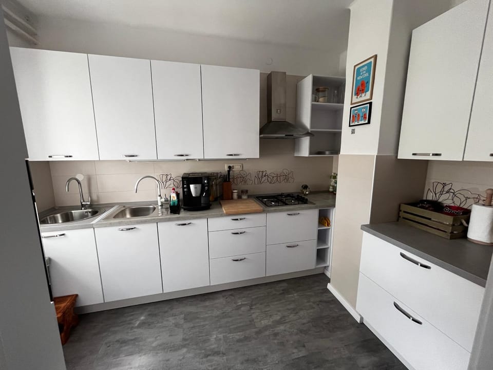 Coffee/tea facilities, dishwasher, oven, stove, kitchen