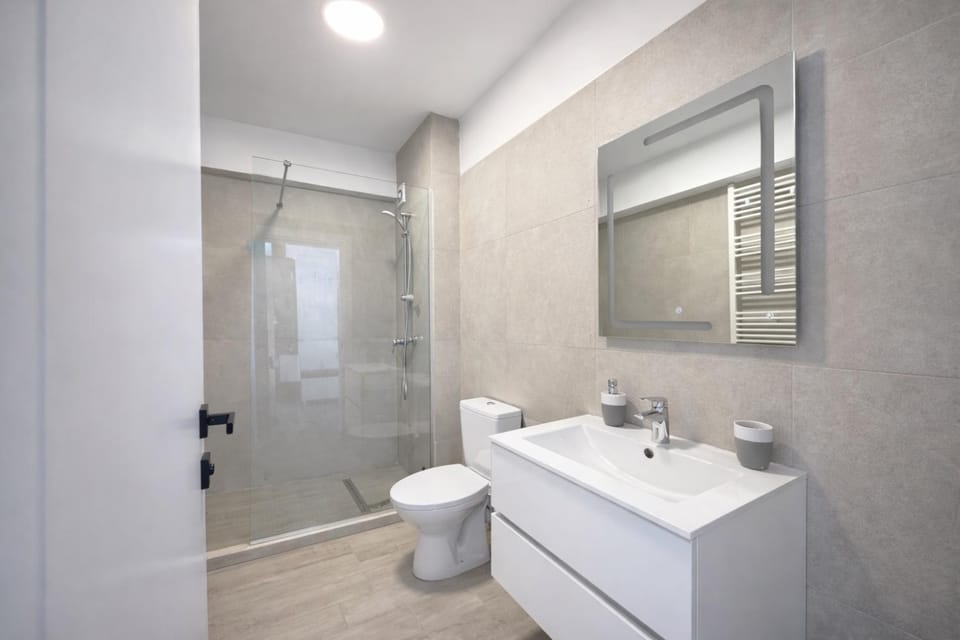 Shower, Toilet, Bathroom, towels