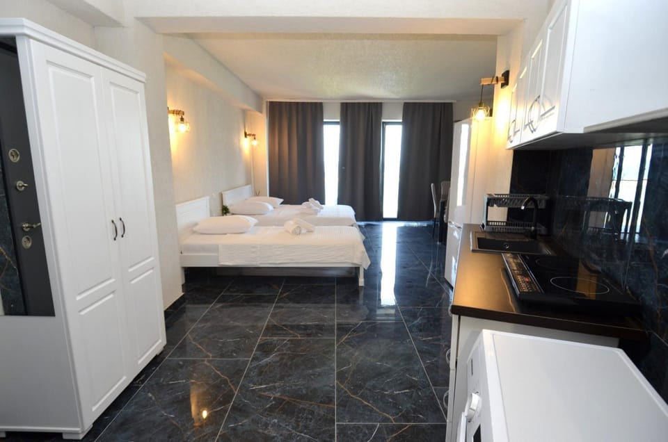 Bed, TV and multimedia, Photo of the whole room, Bedroom, towels