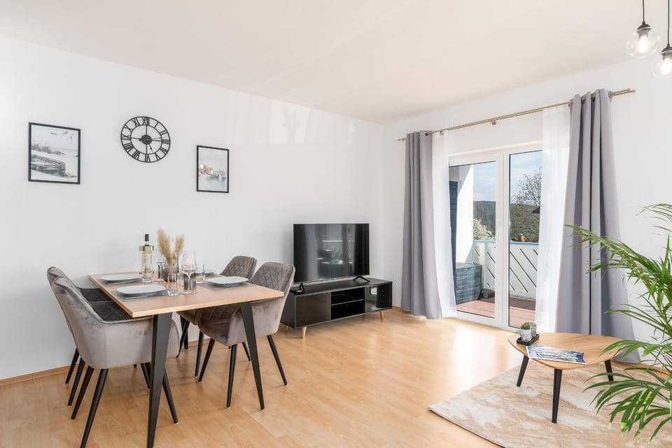 TV and multimedia, Living room, Seating area, Dining area
