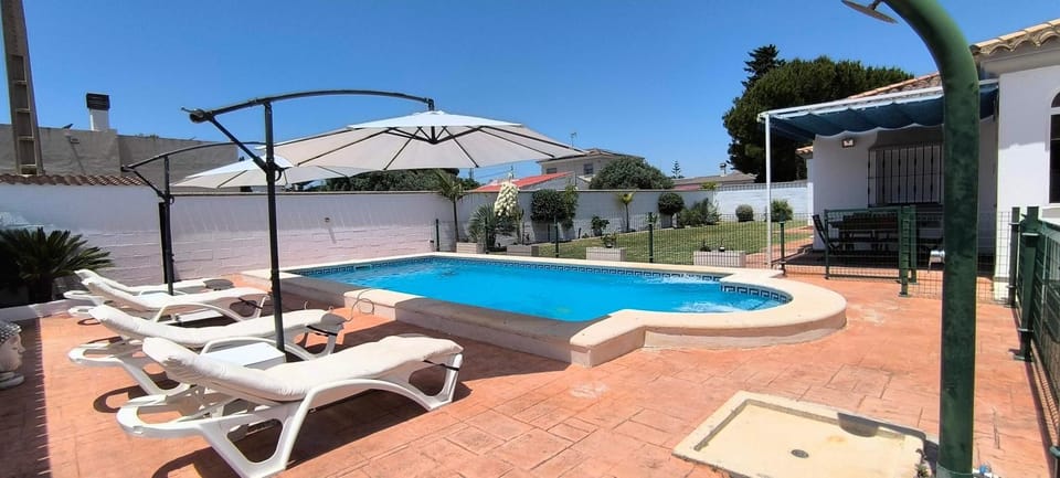 Villa Manuel Villa in Chiclana de la Frontera