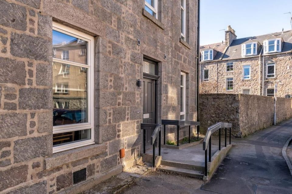 West End @ Netflix @ Newly Built Apartment in Aberdeen