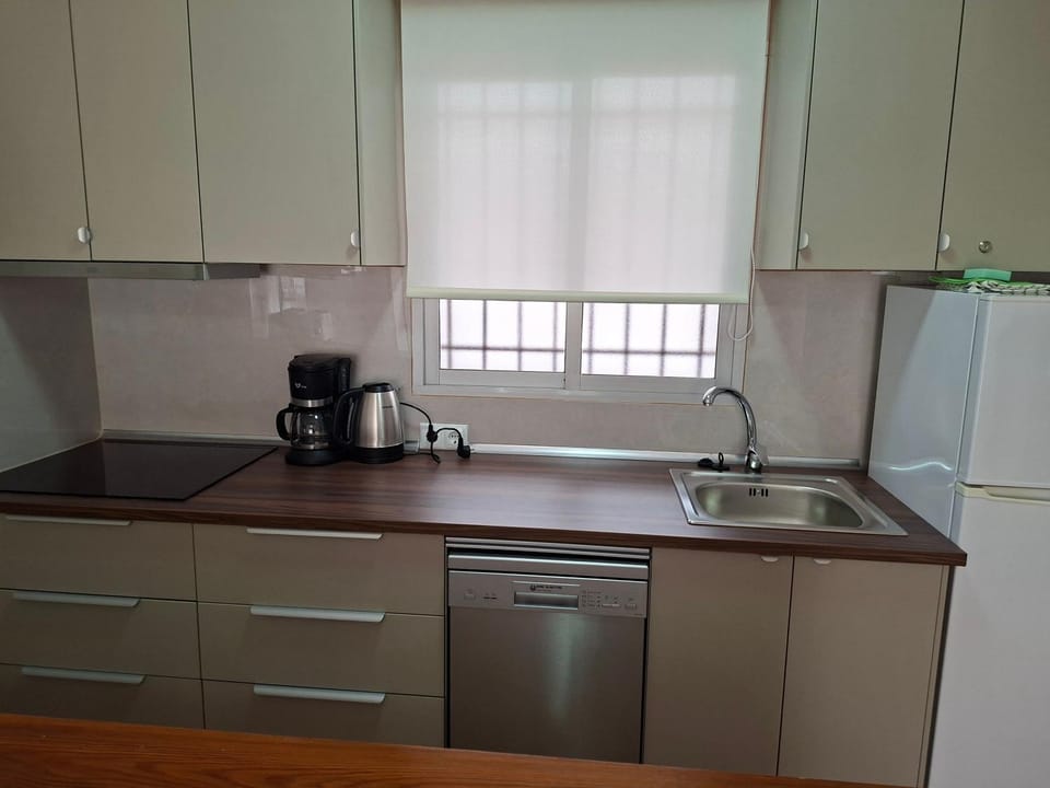 Kitchen or kitchenette, dishwasher, stove