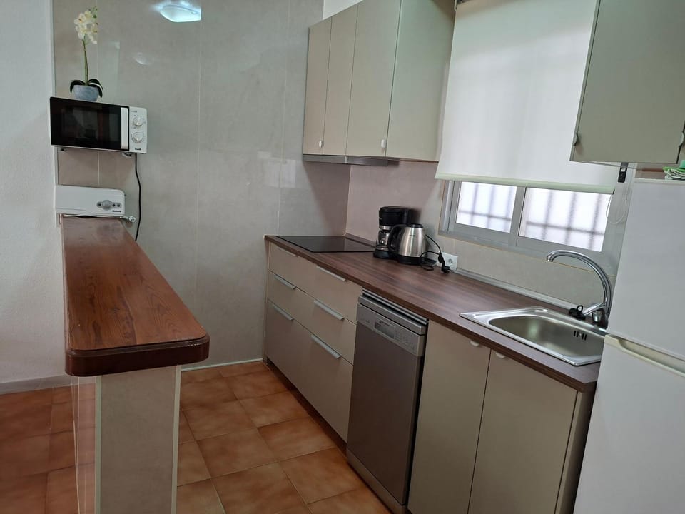 Kitchen or kitchenette, dishwasher