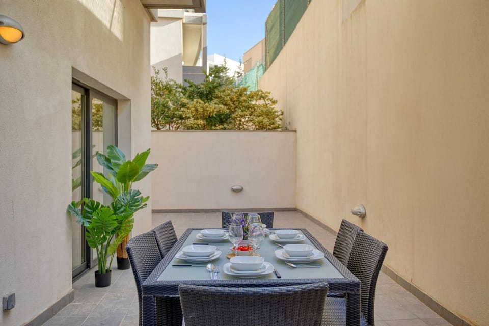 Patio, Balcony/Terrace, Living room, Dining area