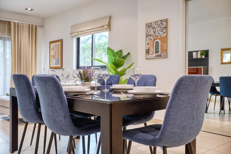 Seating area, Dining area