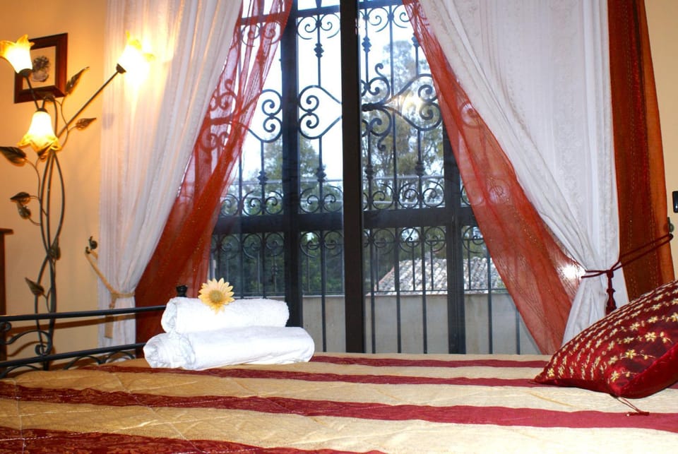 Bed, Photo of the whole room, Bedroom, Inner courtyard view, towels