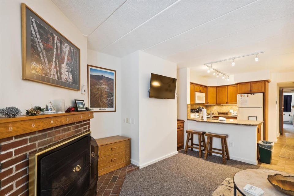 Pinnacle B22 House in Mendon